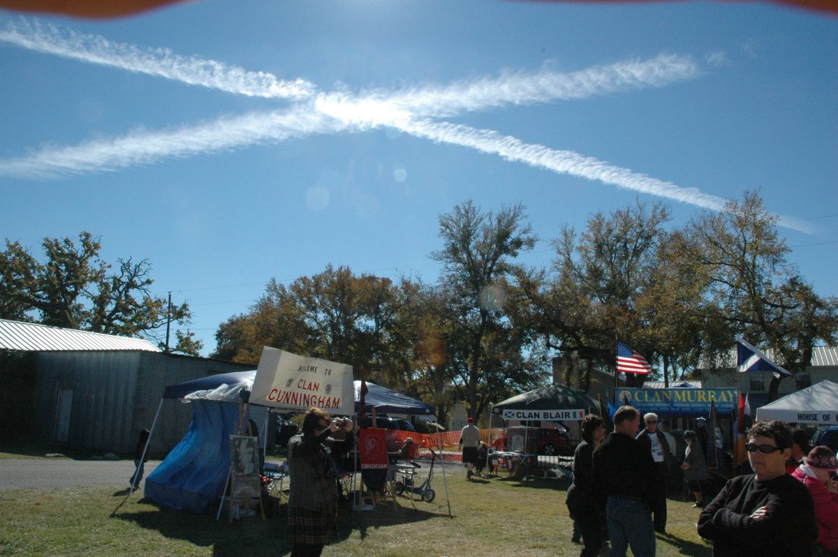 Jet con-trails in the skies over Salado.
